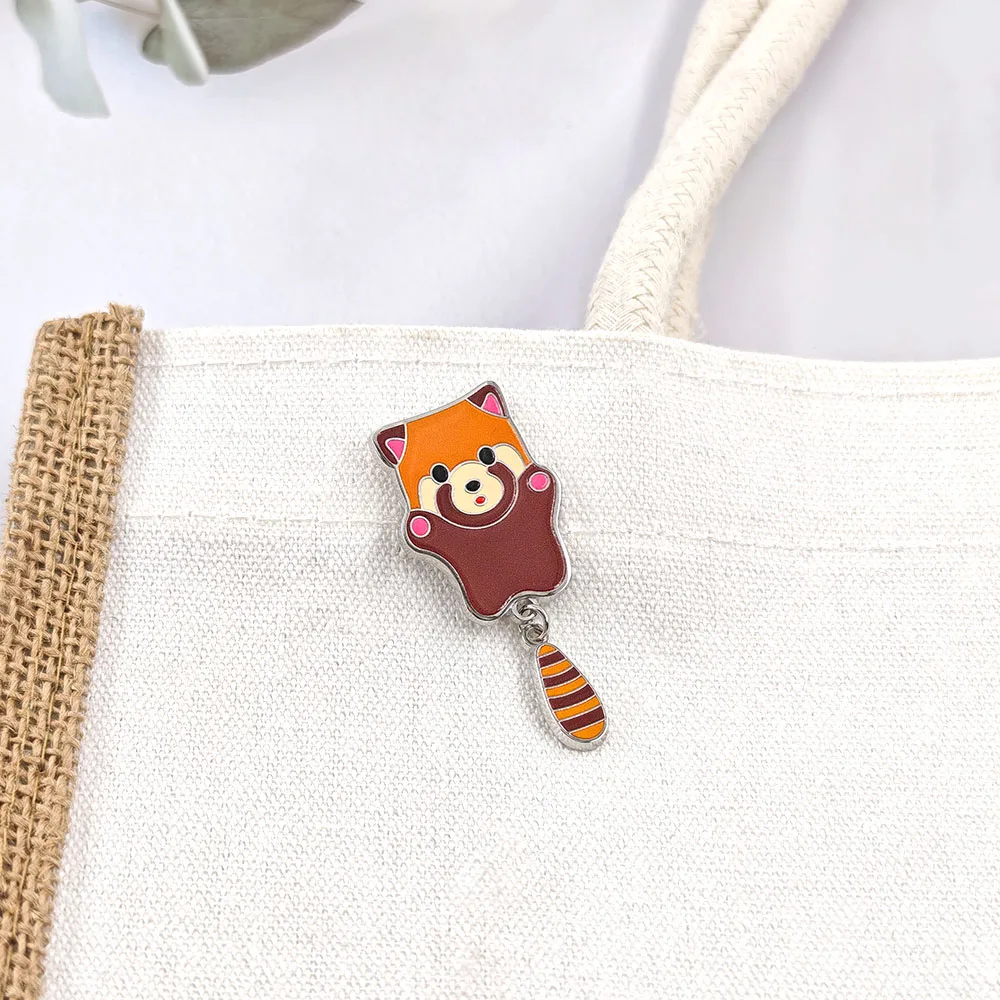Niedliche Rote Panda-Emaille-Pins mit baumelndem Schwanz, lustige Tier-Broschen, Kawaii-Metall-Abzeichen, Rucksack-Anstecknadel, Schmuckgeschenk – Detail 8