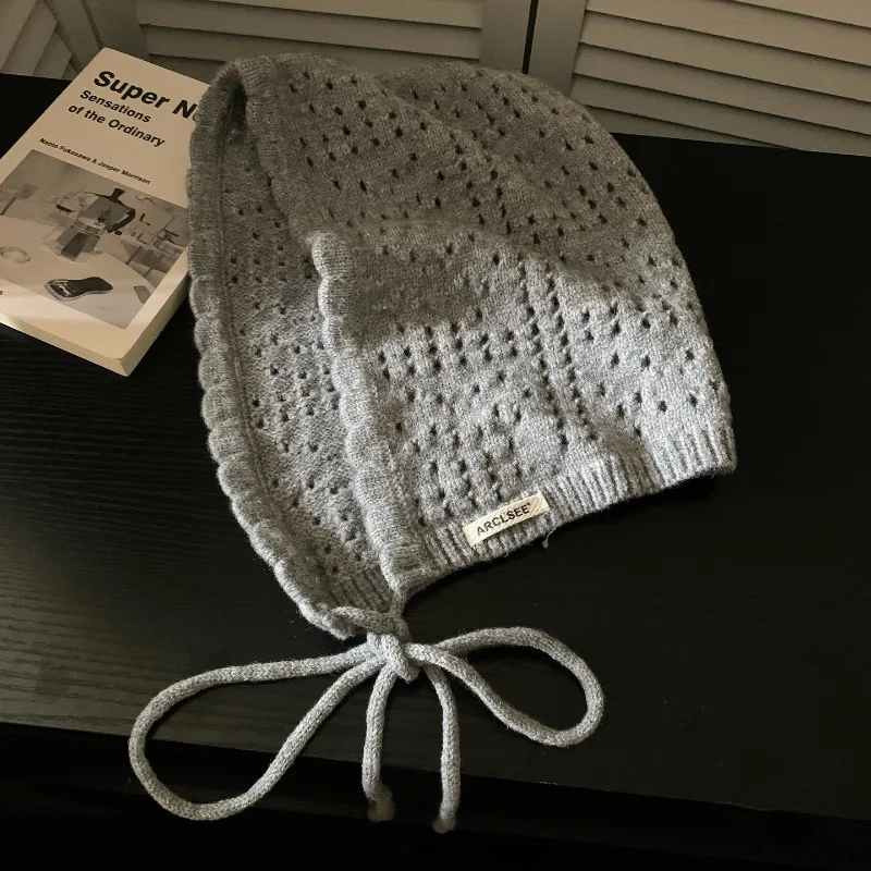 Nischen-Balaclava-Mütze in Unifarben mit Hohlstickerei, Damen-Herbst- und Wintermütze, Koreanischer Stil, Warmer Ohrenschutz, Bomber-Mütze mit Riemen – Detail 4