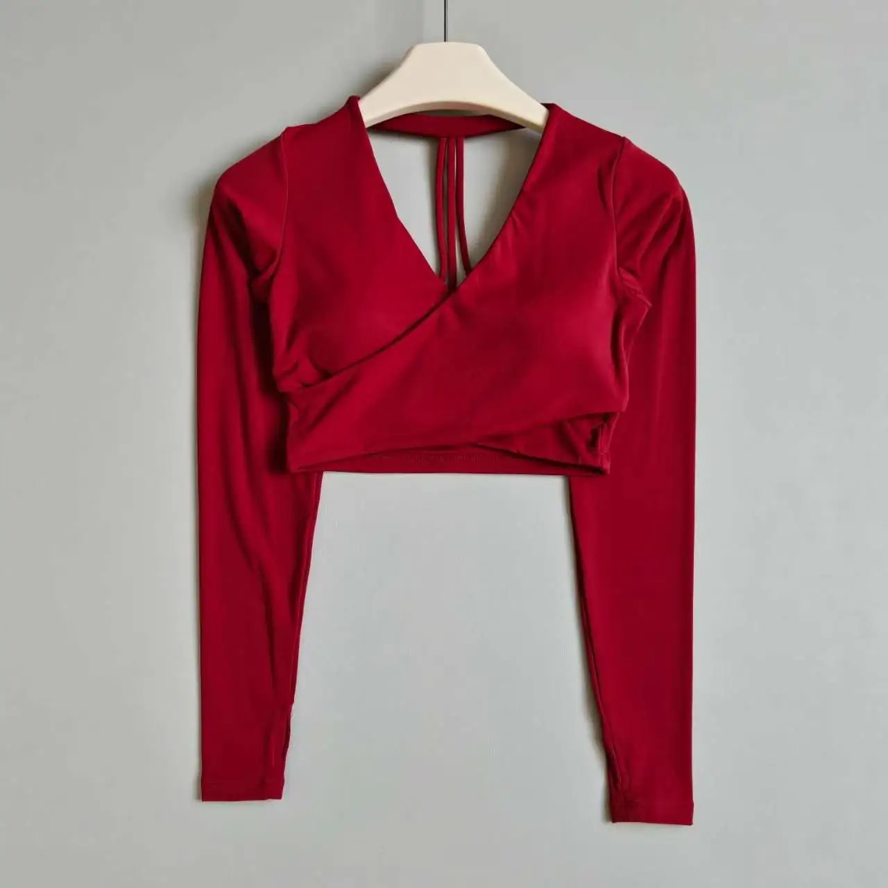 Damen-Yoga-Top mit Kreuz-V-Ausschnitt, langen Ärmeln und Brustpolster, schmal geschnittenes Pilates-Trainings-Top mit bauchfreiem Design für Fitness und Laufen – Detail 3