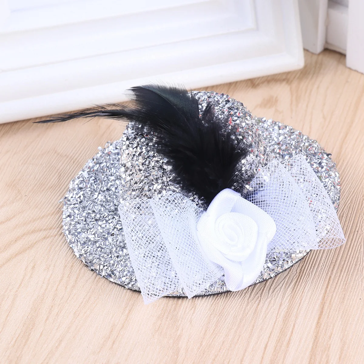 シルバーの光沢のあるミニシルクハットクリップヘッドドレス、ダンスパーティー、コスプレ、仮面舞踏会、宴会、ステージパフォーマンス用の女性用帽子