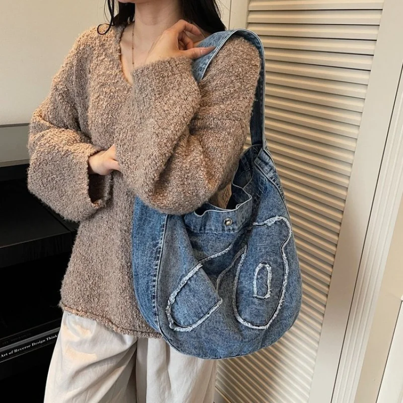 

Шикарная полукруглая сумка для женщин. Дизайнерская кожаная сумка в форме полумесяца, которая сидит акуратно под рукой.