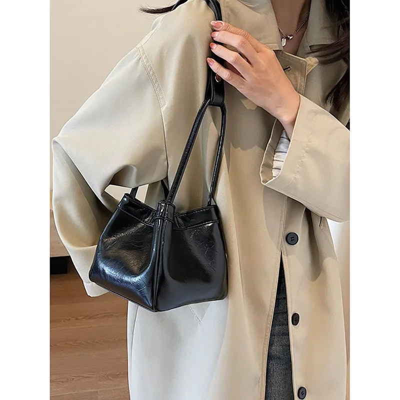 Stylish Design Sense Bucket Bag High Quality Casual Texture Shoulder Bag Ladies 2024 New Patent Leather Solid Portable Handbag