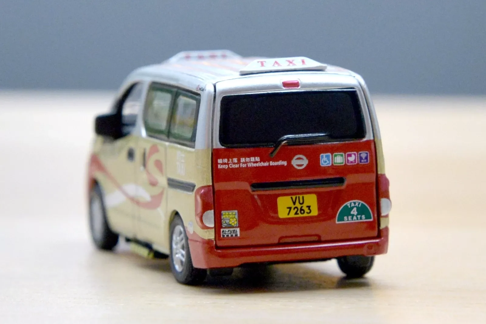 TINY #39 SynCab HK HONG KONG MUIT-PURPOSE TAXI VU7263+LUGGAGE RAMP 1/76 Diecast Model Car Collection Limited Edition Hobby Toys