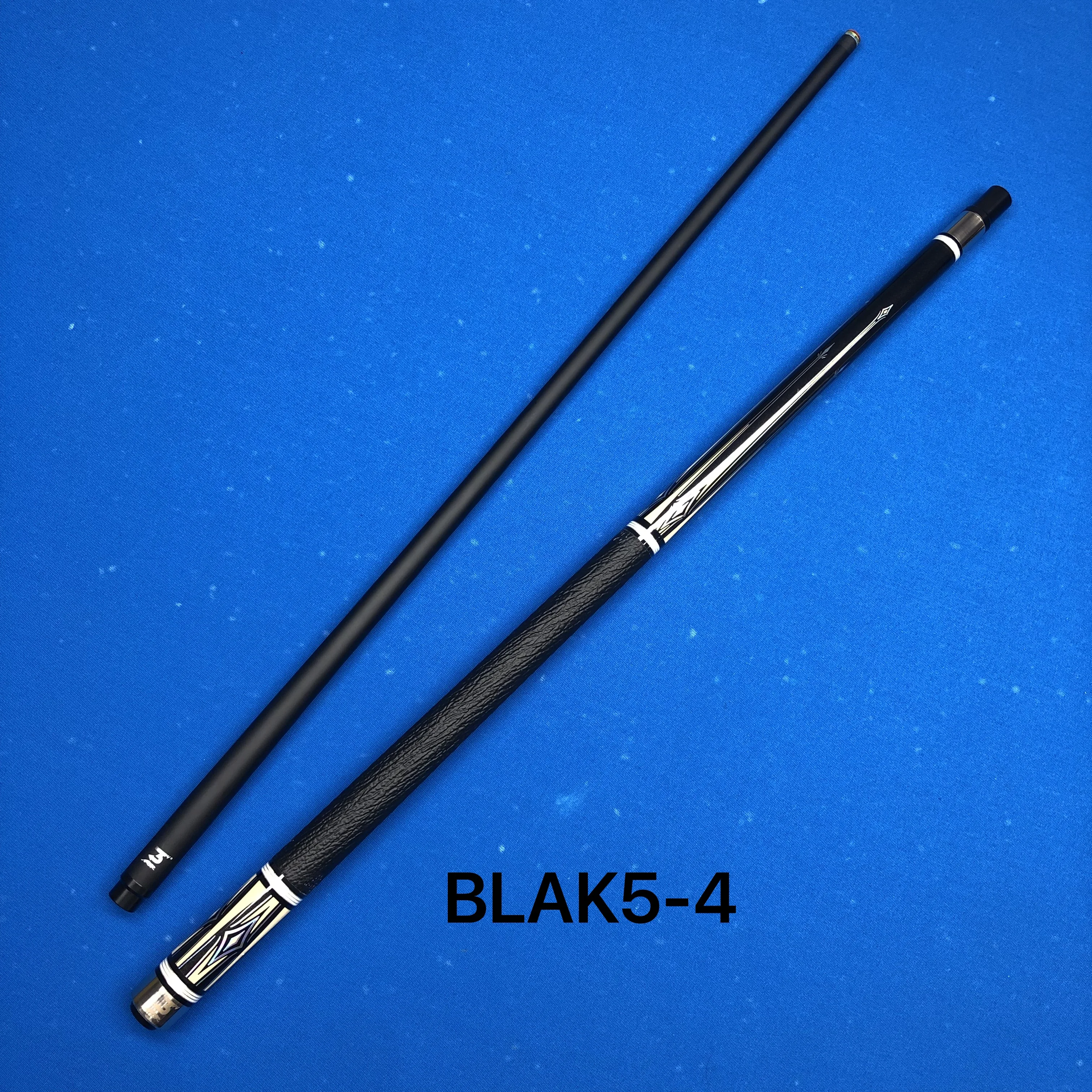 

Профессиональный кий для бильярда из углеродного волокна | 58-дюймовый двухсекционный шафт с низким уровнем деформации, многослойным наконечником 13 мм и черно-золотым феррулом