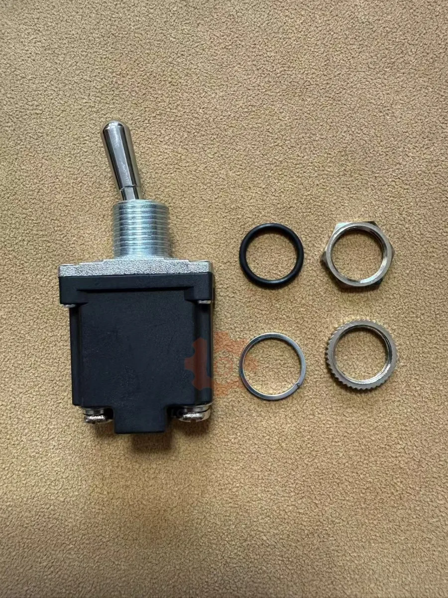 

Переключатель-тумблер 115574 для ножничных подъемников Skyjack SJIII 3215, 3219, 3220, 3226, 4620, 4626, 4632