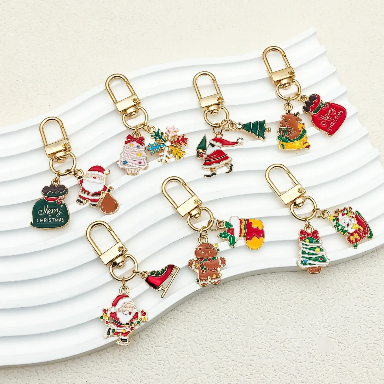 

Cute Christmas Cartoon Keychain Dress Up Tree The Elderly Small Bell Snowflake Hang Bag Pendant Key Chain Metal Keyring Gifts