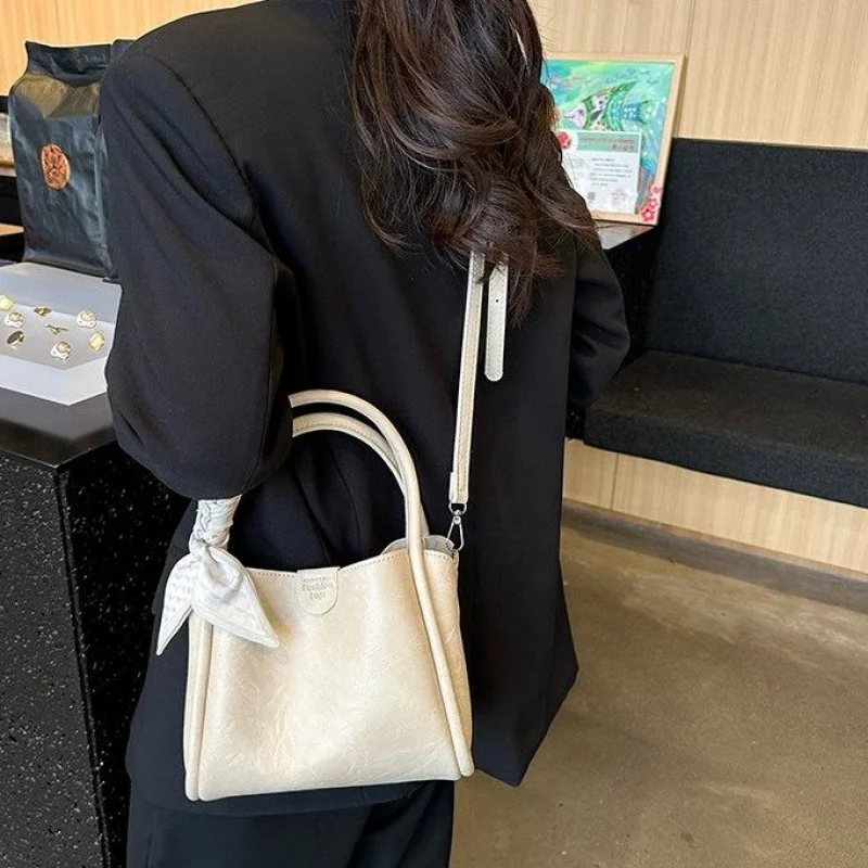 حقيبة يد نسائية راقية مصنوعة من الجلد بنقشة الفاوانيا تتميز بتصميم باريس العصري خفيف الوزن وناعم على الطراز اليومي الحديث ​