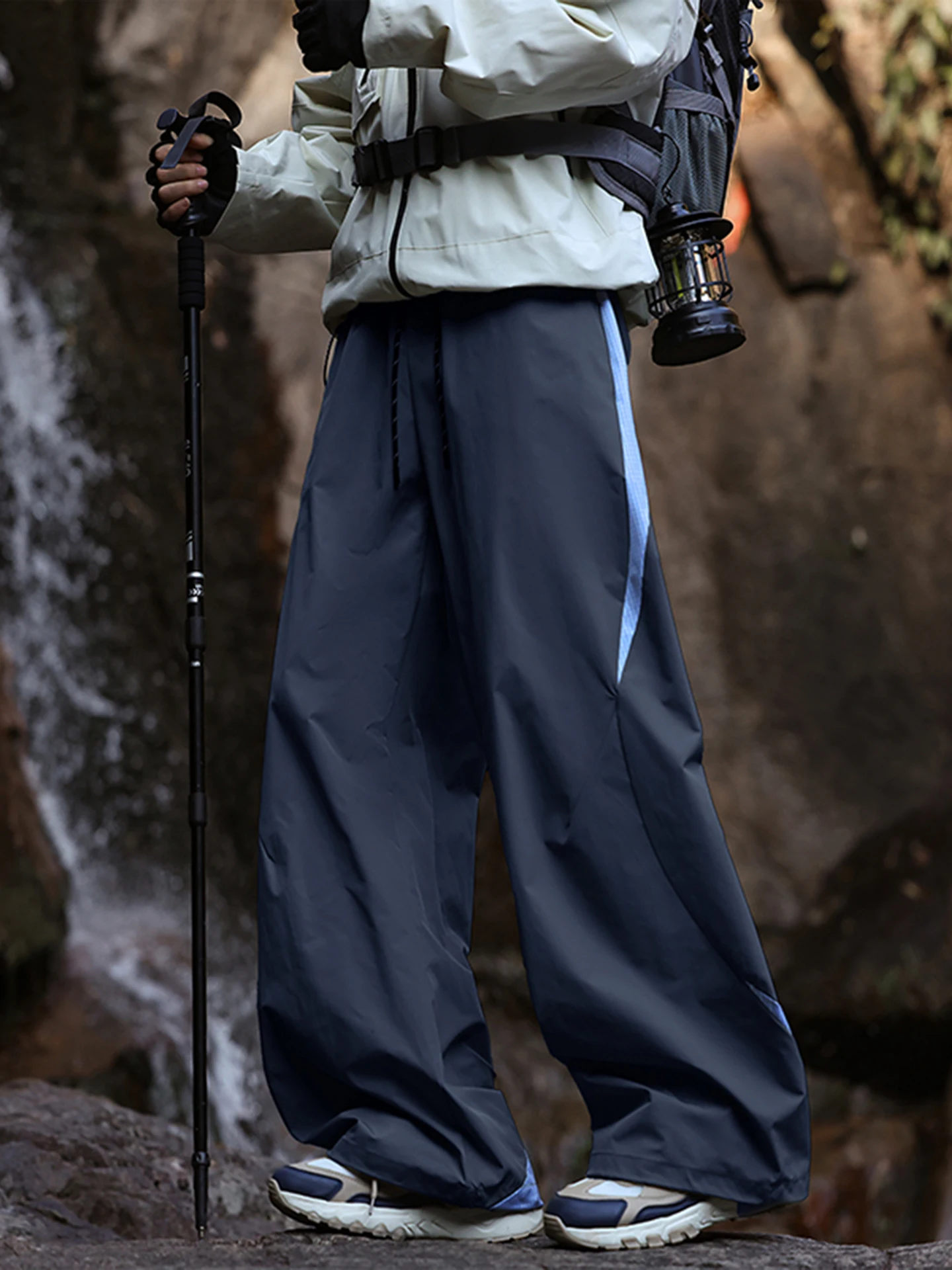 

Мужские синие спортивные брюки для активного отдыха: велоспорт, альпинизм, туризм. Прямой крой, свободная посадка, эластичный пояс, ветрозащитные, с элементами пэчворка.