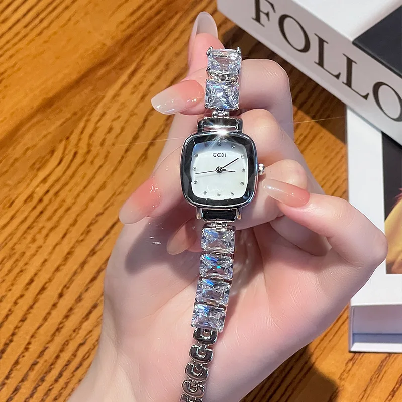 ساعة كوارتز نسائية من GEDI بسوار زركون رائع - طراز "جليد سحق" فاخر ومينا مكعب السكر تصميم فريد للسيدات