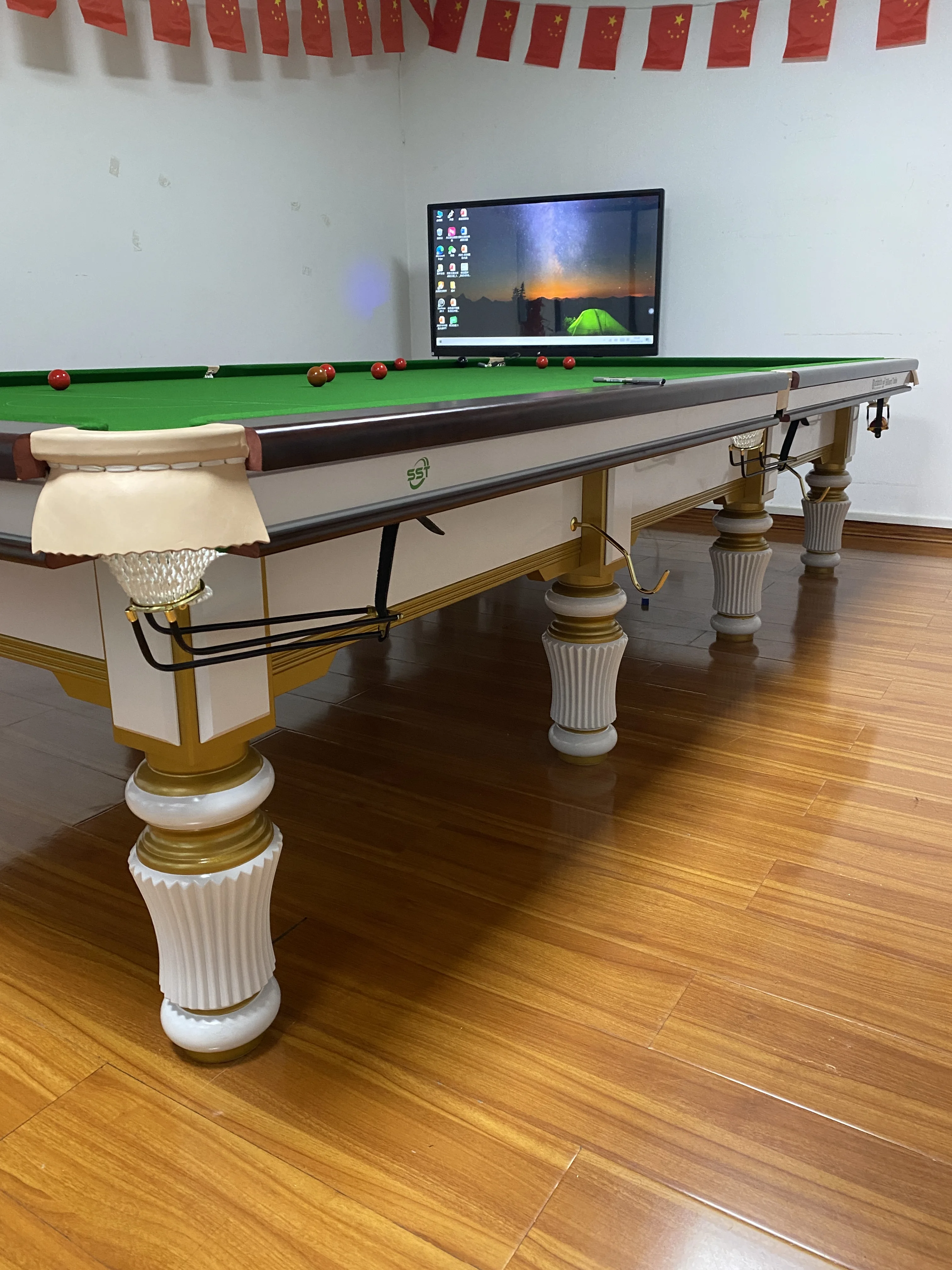 Modern Style Chinese Snooker Billiards Table with Slate Bed Ball Return Solid Wood Rails Customizable