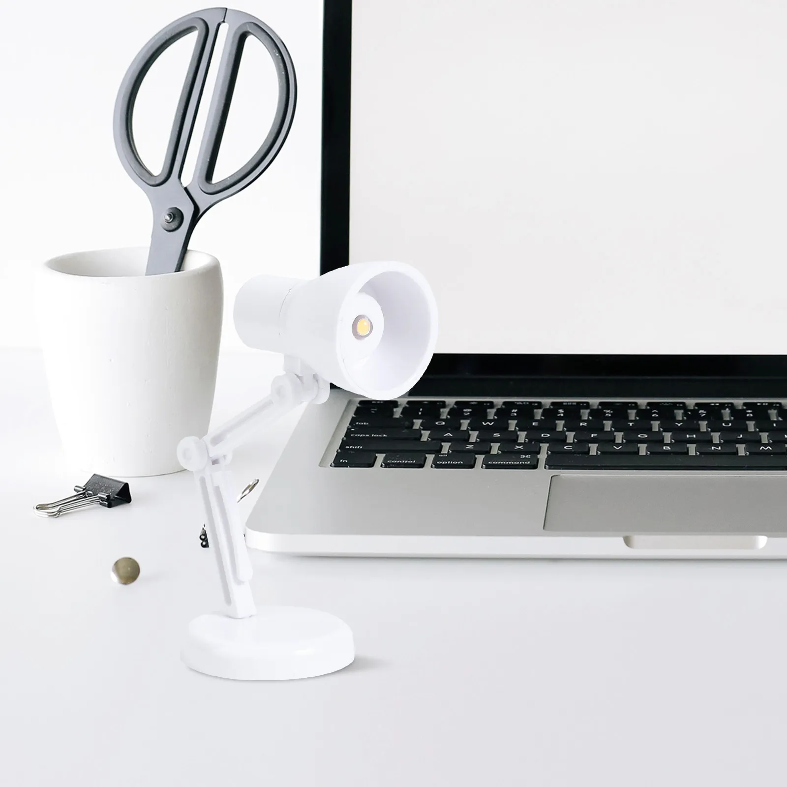 

1 шт. миниатюрная настольная лампа для декора кукольного домика, креативный реалистичный дизайн, безопасный, экологичный пластик, ночник для детской комнаты, мебель