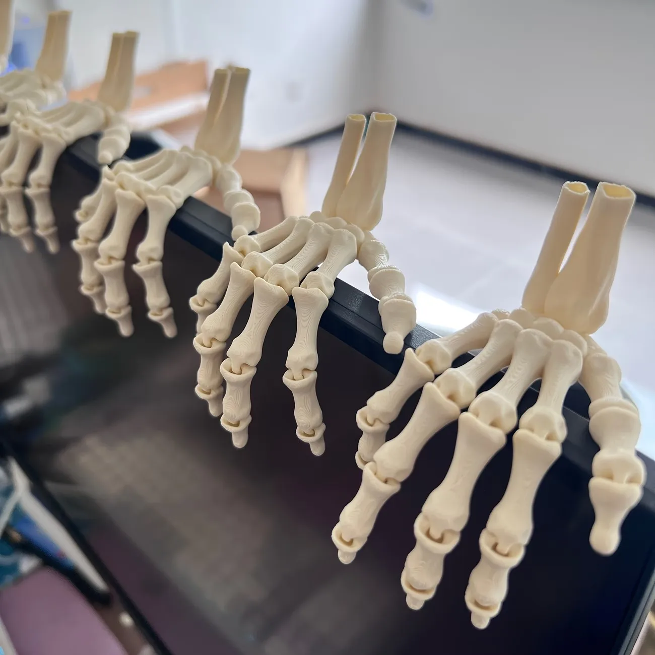Collectible Figurines, 3D Printed Figurine Ornaments, Halloween Hand-Bone Design, 3.66inch Long Decorations, Suitable for Indoor Display and Holiday Gifts (Valentine's Day/Thanksgiving), Christmas, Easter, and Autumn Home Decor Collectibles