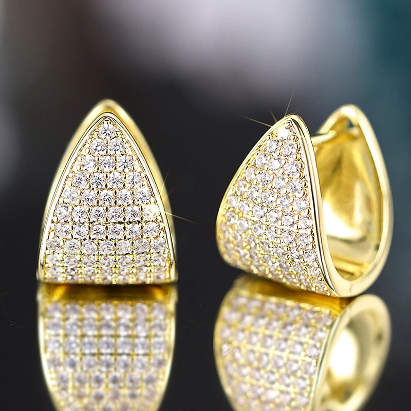Huitan Moderne Mode Dreieck Form Creolen für Frauen Dazzling CZ Gold Farbe Aussage Geometrische Ohrringe Hochzeit Schmuck