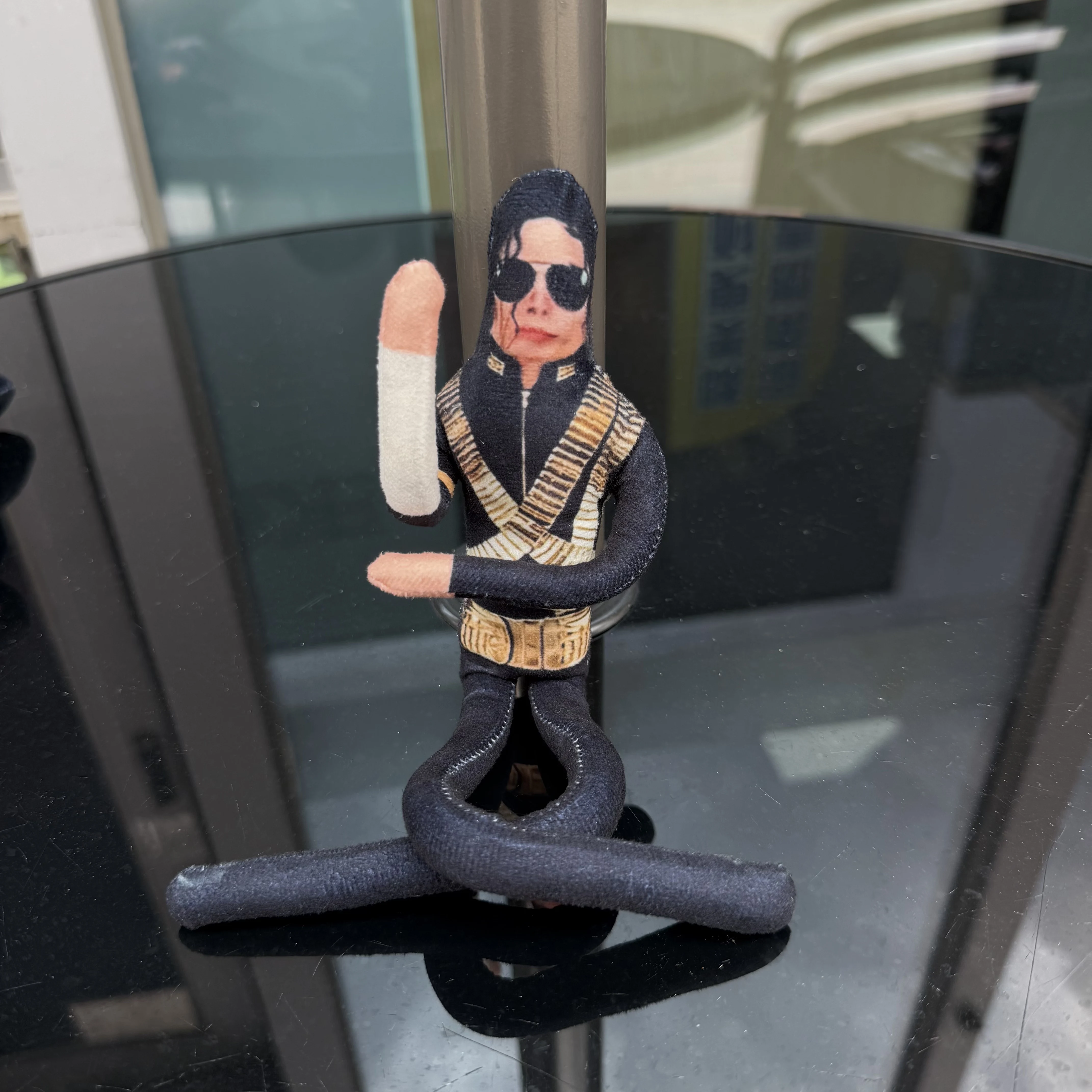 Michael Jackson Plüschpuppe mit 6 Klassischen Bühnenoutfits Sammlerstück MJ Stofftier Merchandise Geschenk für Musikliebhaber Wohndekor Ornament