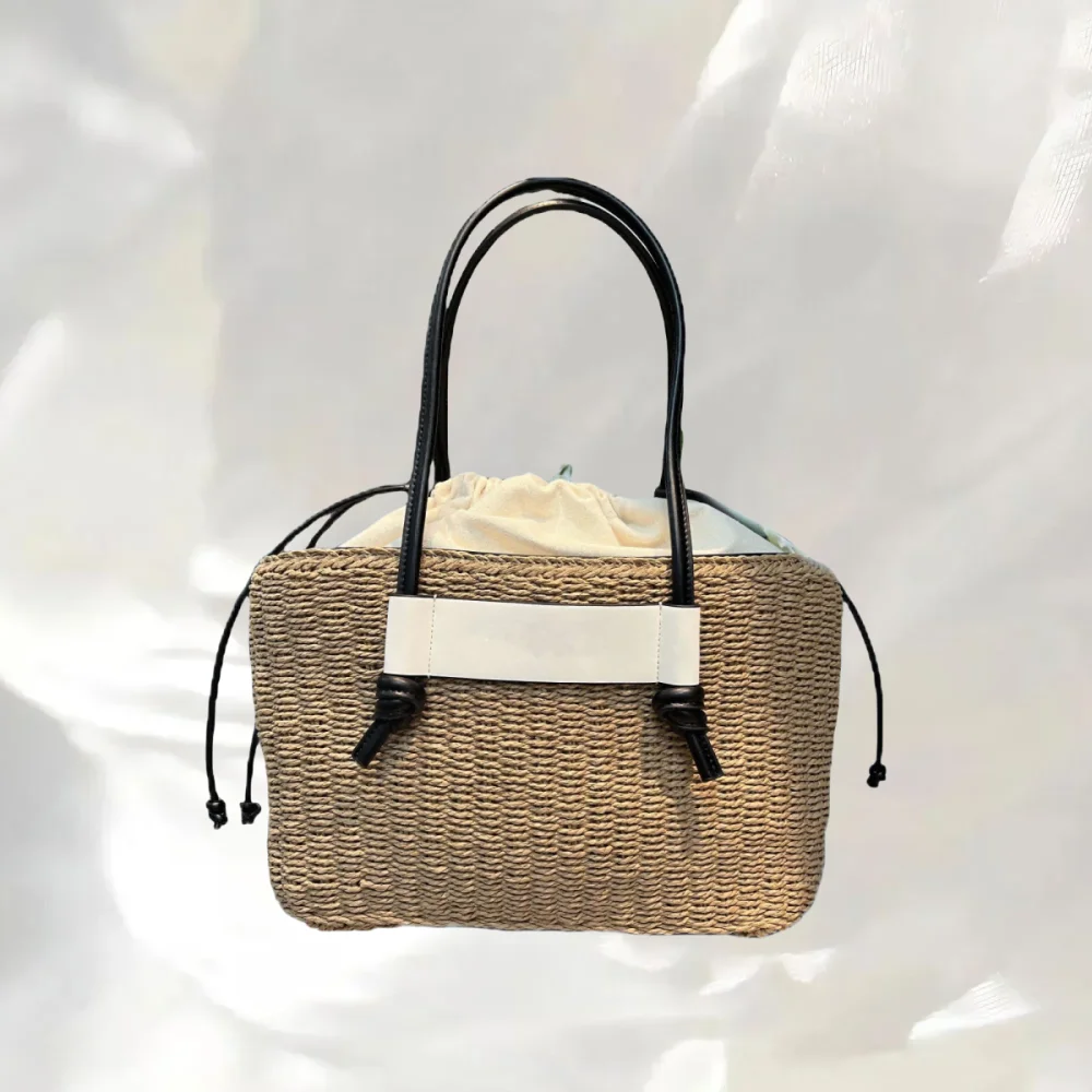 

2025's Hottest Tote: Spanish Bear's Signature Blend of Luxury & Urban Edge!