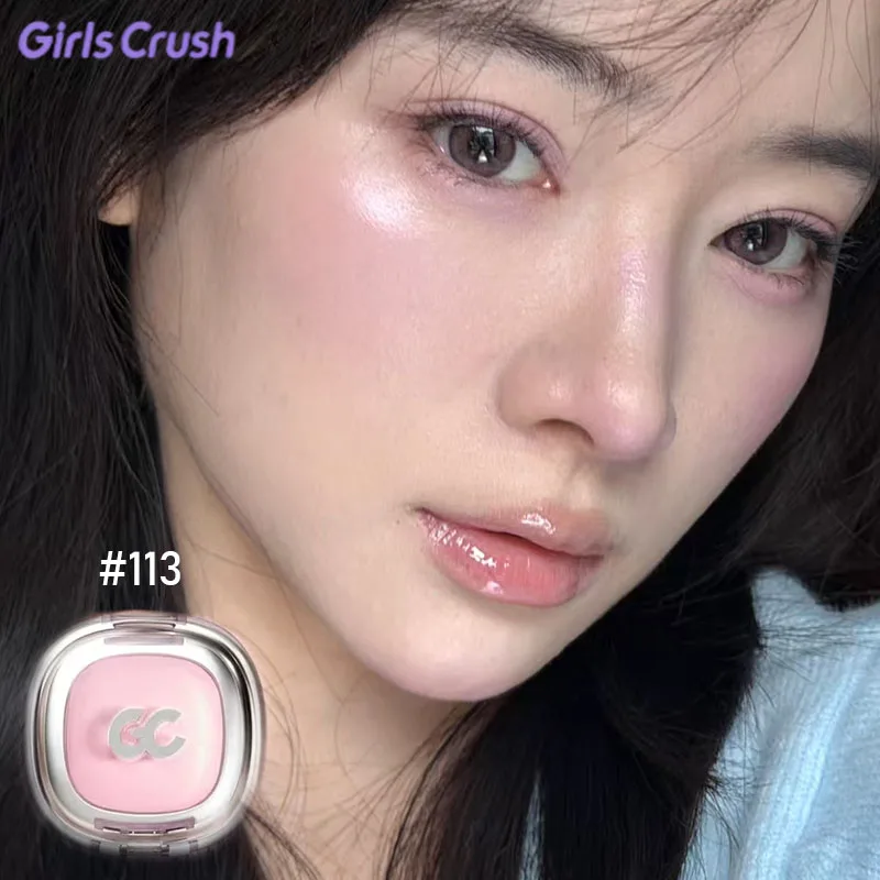 girlscrush-blush-satine-en-poudre-cuite-scintillant-tres-brillant-violet-clair-faible-saturation-fard-a-joues-naturel-effet-gloss-longue-tenue-maquillage-des-joues