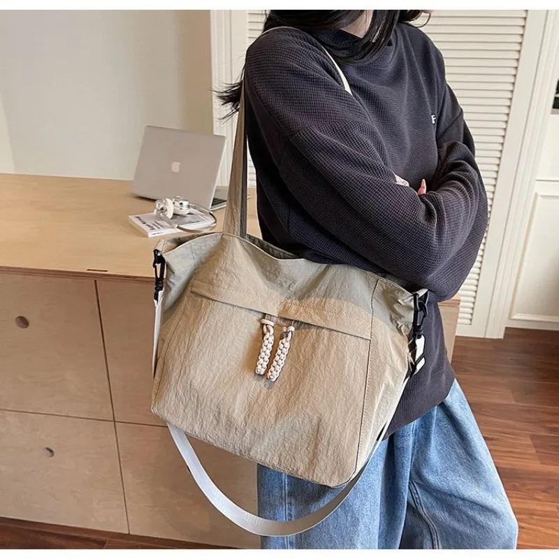 シンプルなミニマリストおむつバッグ、高級ヴィンテージレザーレディースハンドバッグ、トレンディなレターロゴ付き通勤用ショルダーバッグ