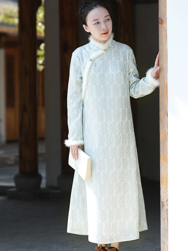 

Длинная юбка А-силуэта из смесовой ткани (полиэстер/шерсть) с меховым воротником, мягкая и комфортная, для осени и зимы.