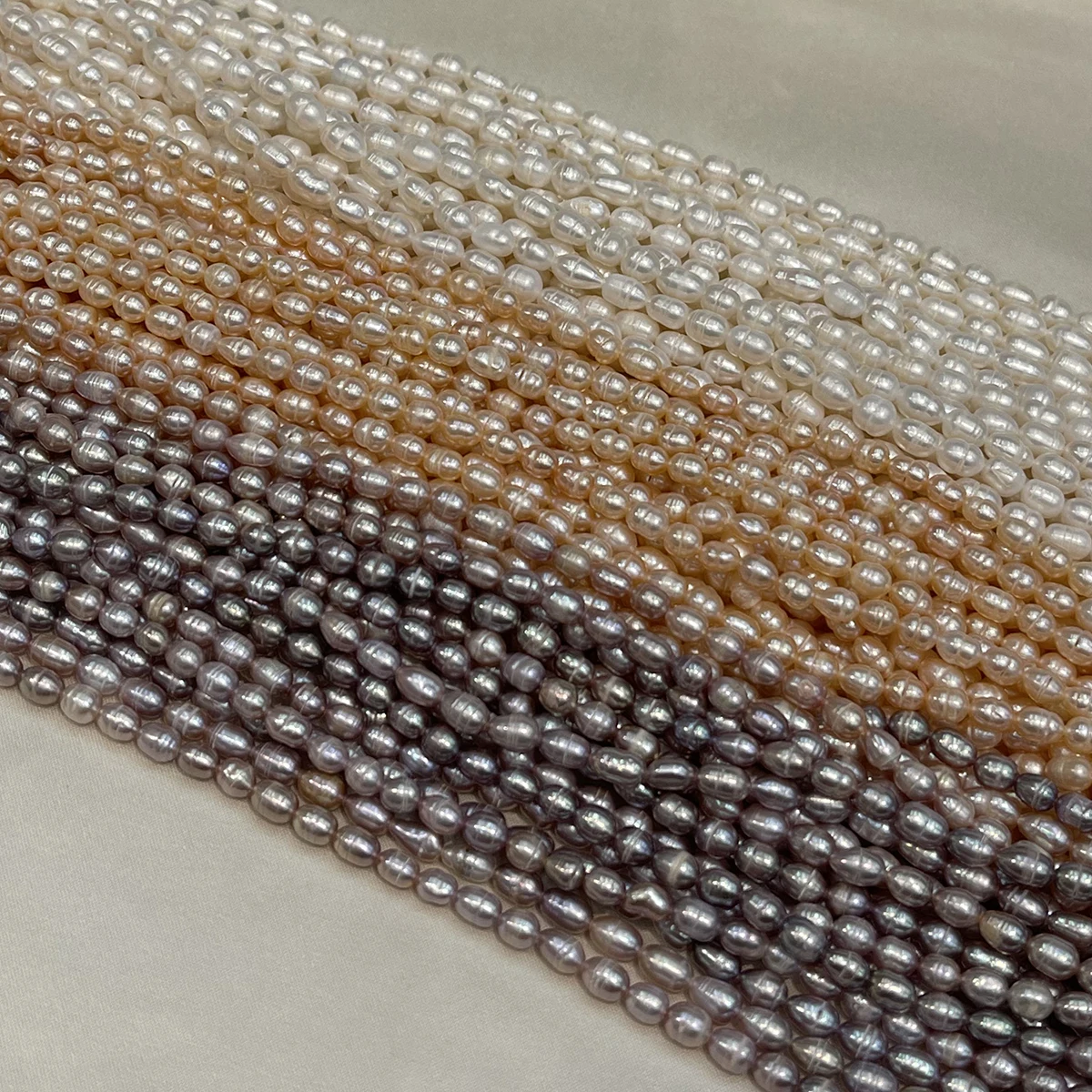 Ein 5-6mm großer Strang aus natürlichen Süßwasser-Reisperlen, barocke lose Perlen, 36cm, für DIY-Schmuckherstellung von Halsketten und Armbändern für Frauen. – Detail 3