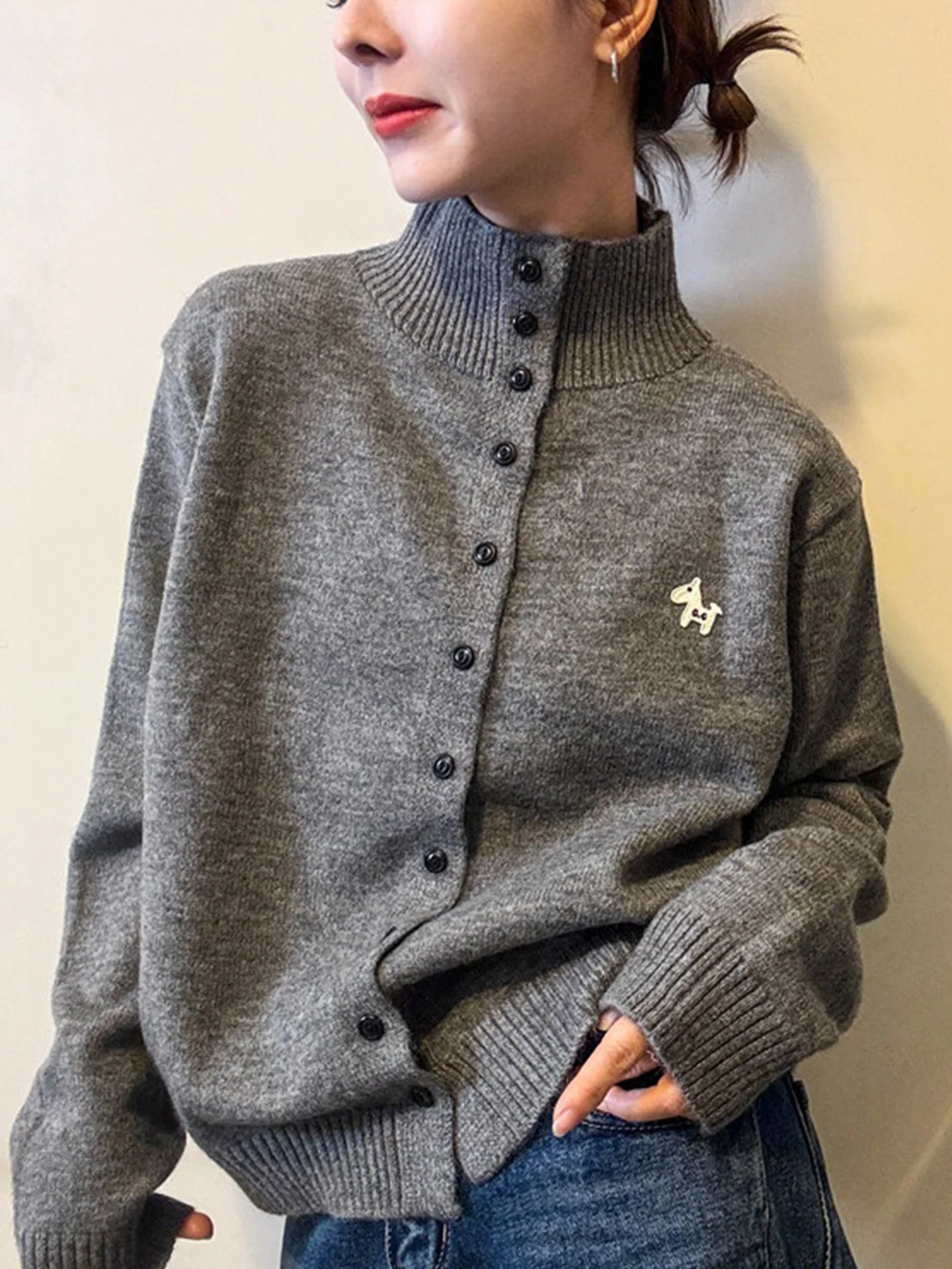 เสื้อไหมพรมแฟชั่นสำหรับเดินทางฤดูหนาว 2025 แขนยาว ทรงหลวม สไตล์เกาหลี กระดุมเดี่ยว ใส่ได้หลากหลาย สำหรับผู้หญิง