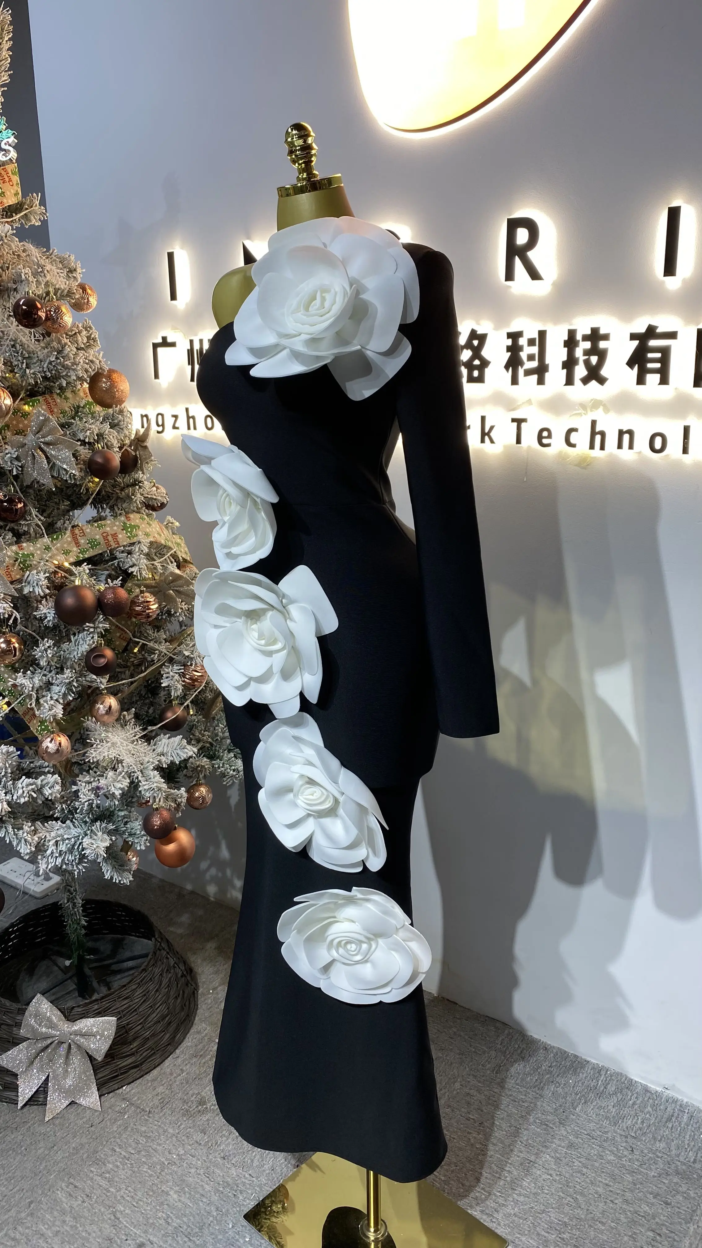 High-quality women's heavy-duty long dress with three-dimensional beaded embellishments, one-shoulder breathable dress-GZXX357