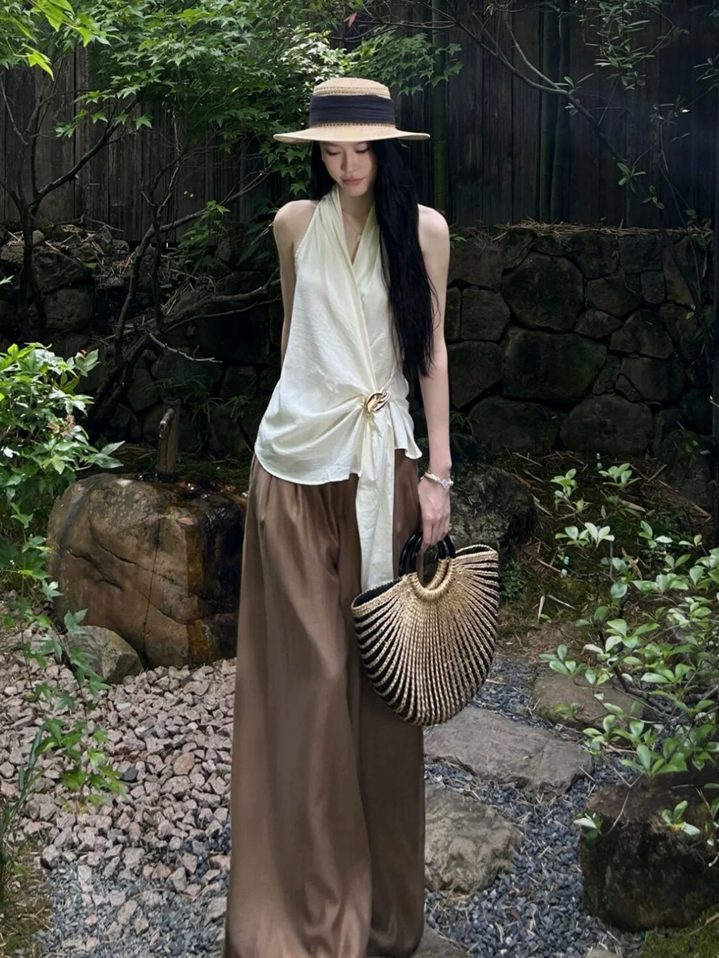 

White V-Neck Sleeveless Hanging Neck Vest Women's Summer Outerwear Pure Desire High-End Metal Buckle Waist Cinching Top