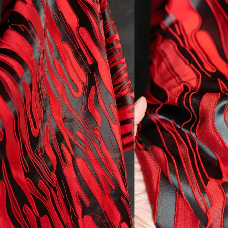 赤黒の抽象的な山々柄の立体ジャカード織りテクスチャ素材、クリエイティブなドレススーツデザイナー服地