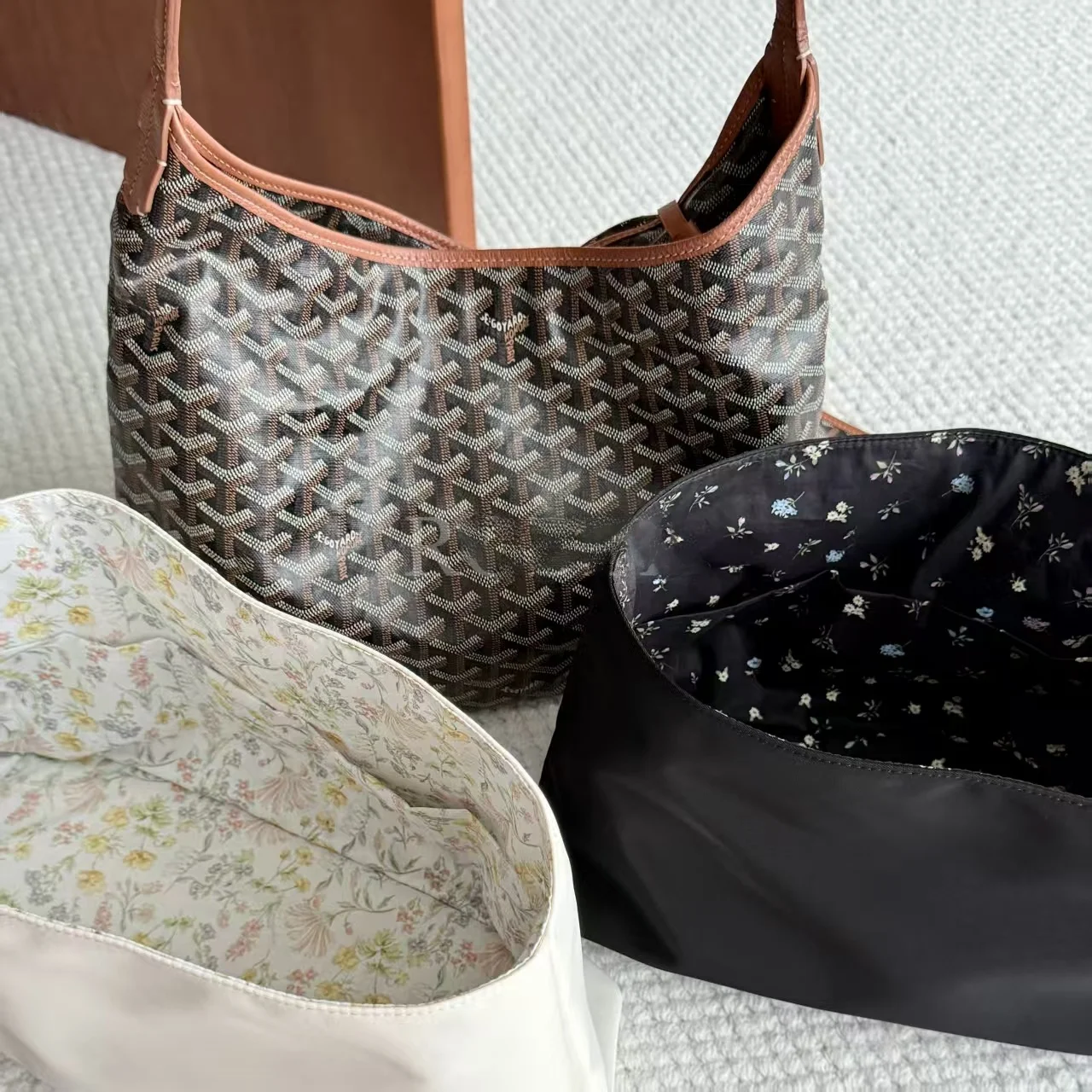 

Лимитированная серия весна-лето: Внутренняя сумка Goya Hobohobo с узором «собачий зуб» и цветочным принтом, однотонная шелковая сумка-куб через плечо