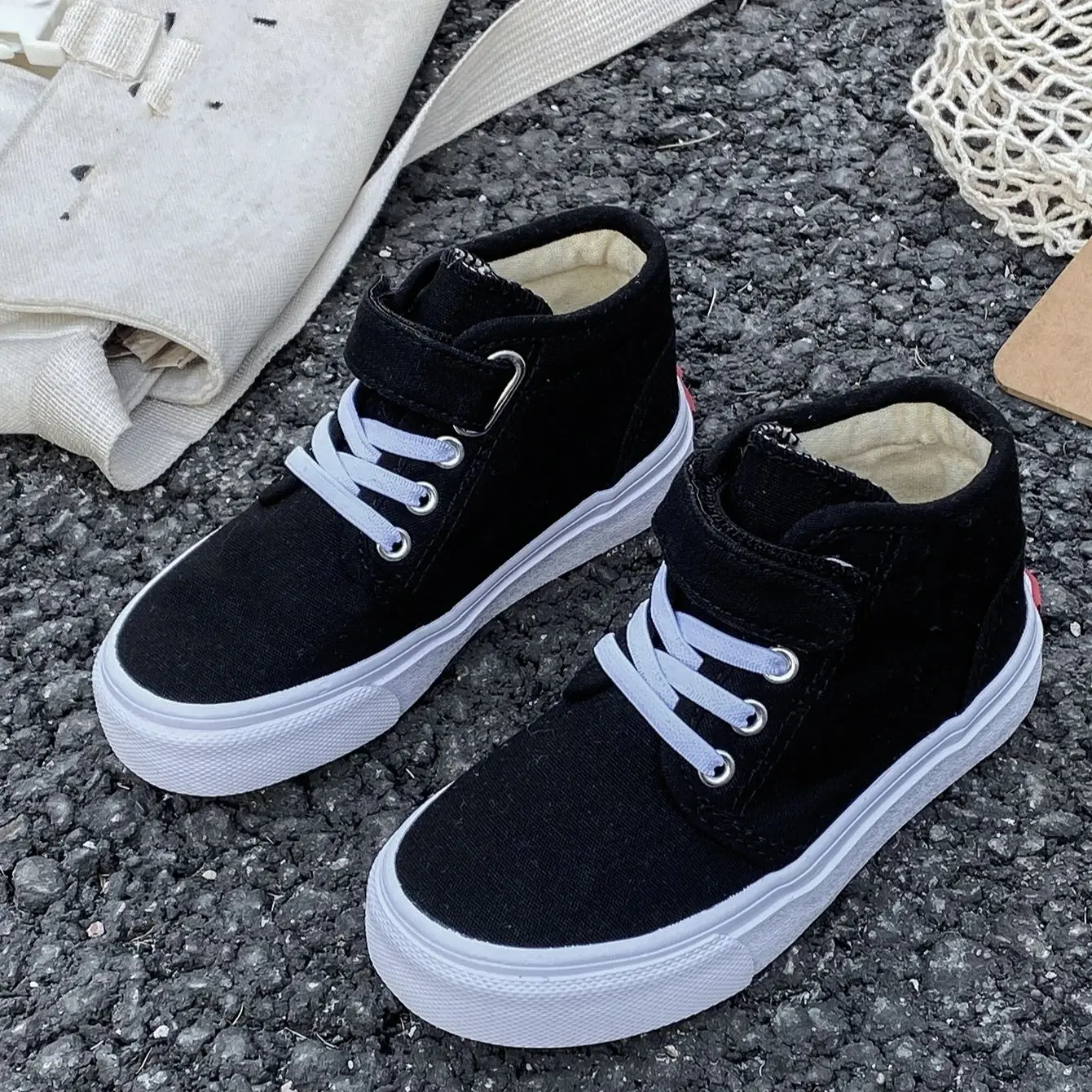 

2129 Дышащие модные кеды на мягкой подошве, однотонные высокие тканевые кроссовки, стильные кеды для мальчиков и девочек.