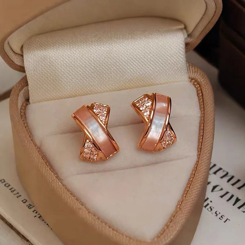 Roségoldfarbene, miteinander verschlungene Muschel-Zirkon-Mini-Metall-Ohrringe für Damen – Design-Sensation, modischer Luxus-Schmuck, vielseitiges Accessoire – Detail 3