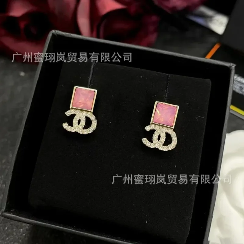 لقطة حقيقية Xiangjia مطعمة مربع الوردي الماس وأقراط الإناث شيك موضة الحلو الرياح مزدوجة C الإناث إبرة الفضة #1