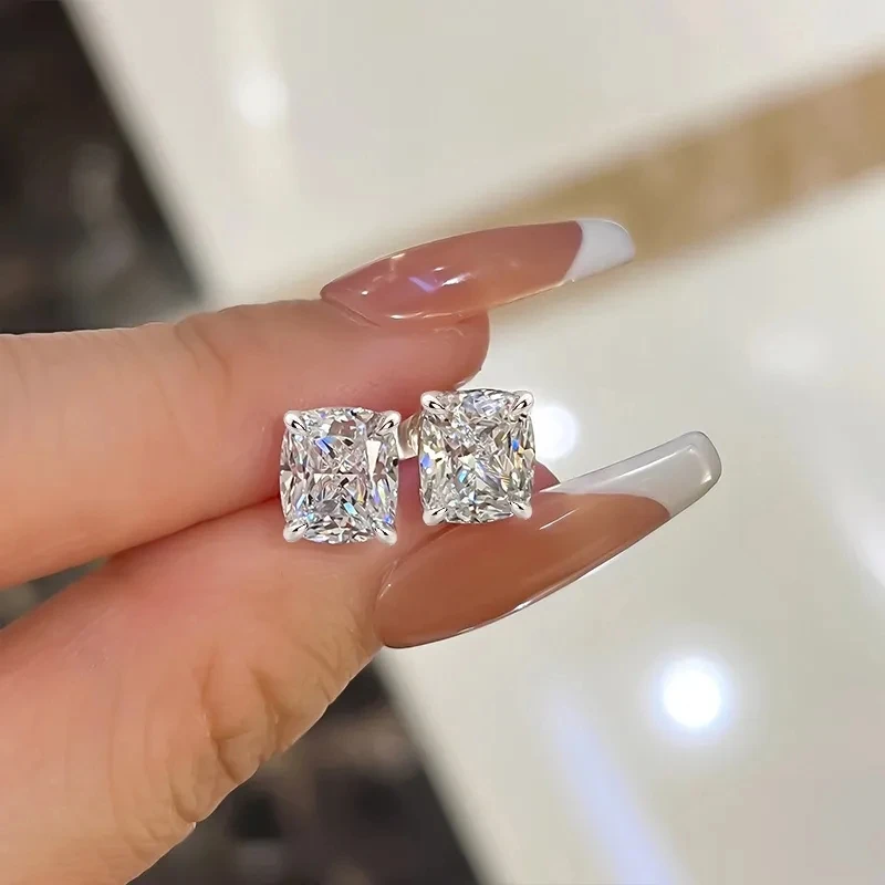 Huitan Crystal Cubic Zirconia Kolczyki sztyfty dla kobiet Kolor srebrny Proste stylowe akcesoria Moda Wszechstronne kolczyki Biżuteria