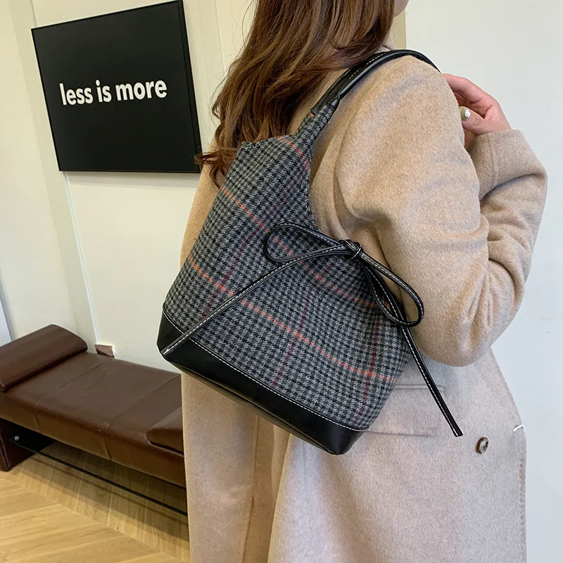 الاتجاه منقوشة عادية الألوان المتناقضة حقيبة كتف ريترو عصرية 2026 شتاء جديد الراقية مصمم تحت الإبط حقيبة نسائية