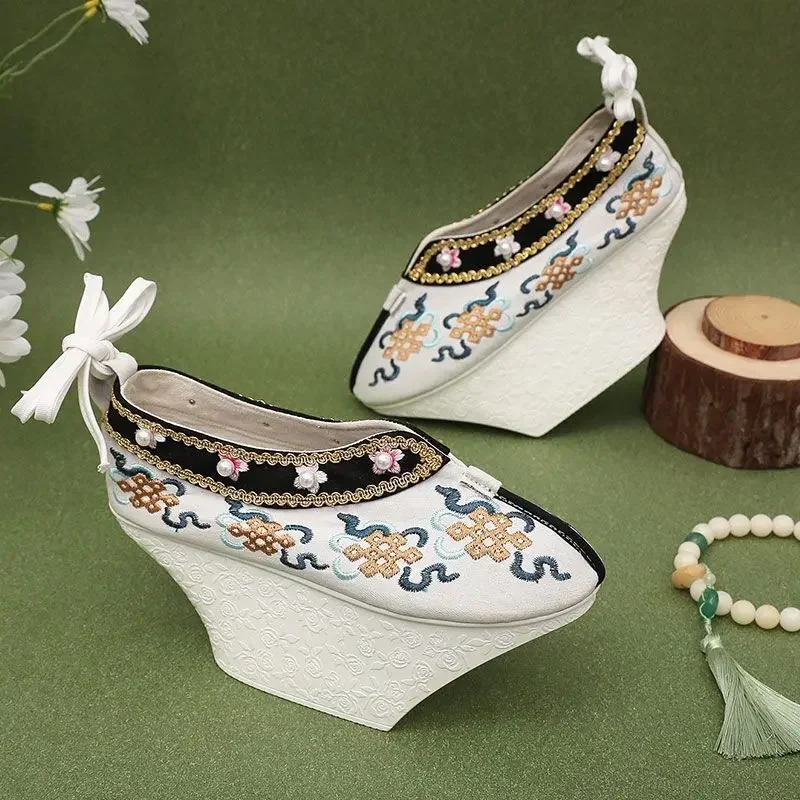 Oude Hanfu Schoenen Etnisch Platform Paleis Bloem Bodem Ming-dynastie Cloud Schoenen Paleis Dames Geborduurde Schoenen