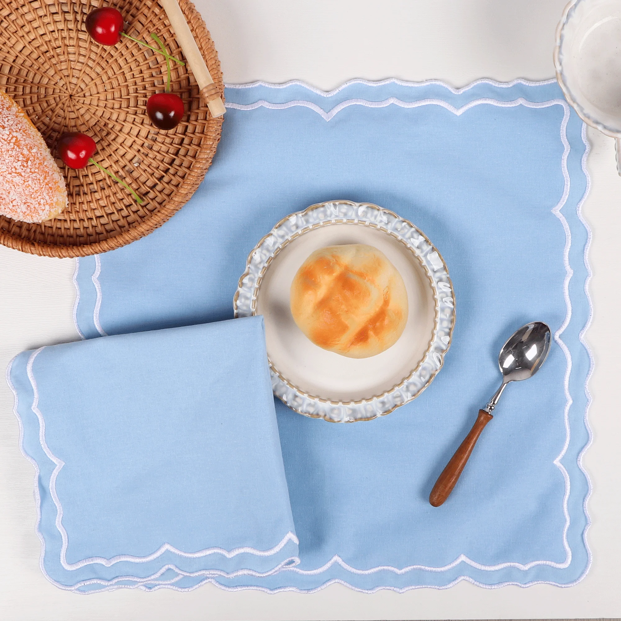 4 قطع مناديل قطنية مع تطريز بحافة متموجة مناسبة لتناول العشاء وحفلات الزفاف وعيد الميلاد