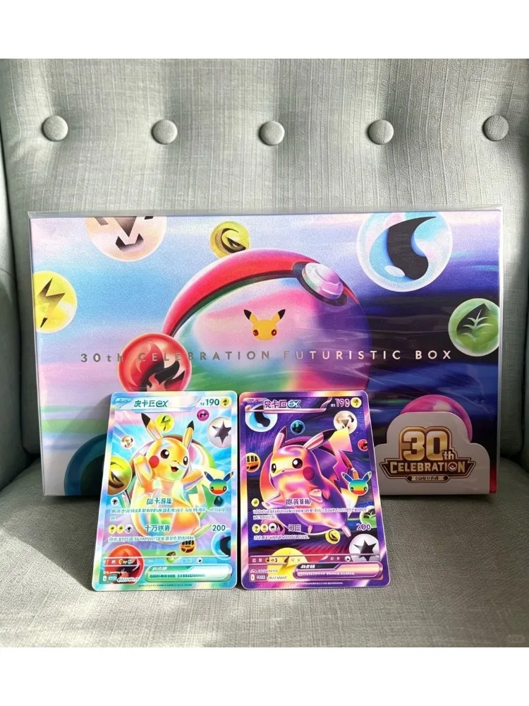 Pokémon 30. Jubiläums-Sammelset mit vereinfachter chinesischer Pikachu-Figur, Glurak-Karten und Booster-Pack, auf Lager