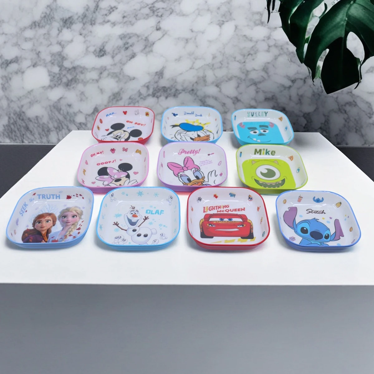 1 Stück quadratischer Melamin-Teller mit Disney-Cartoon-Motiv, Geschirr für Familienessen, Geburtstagsfeiern, schöner und langlebiger quadratischer Melamin-Teller