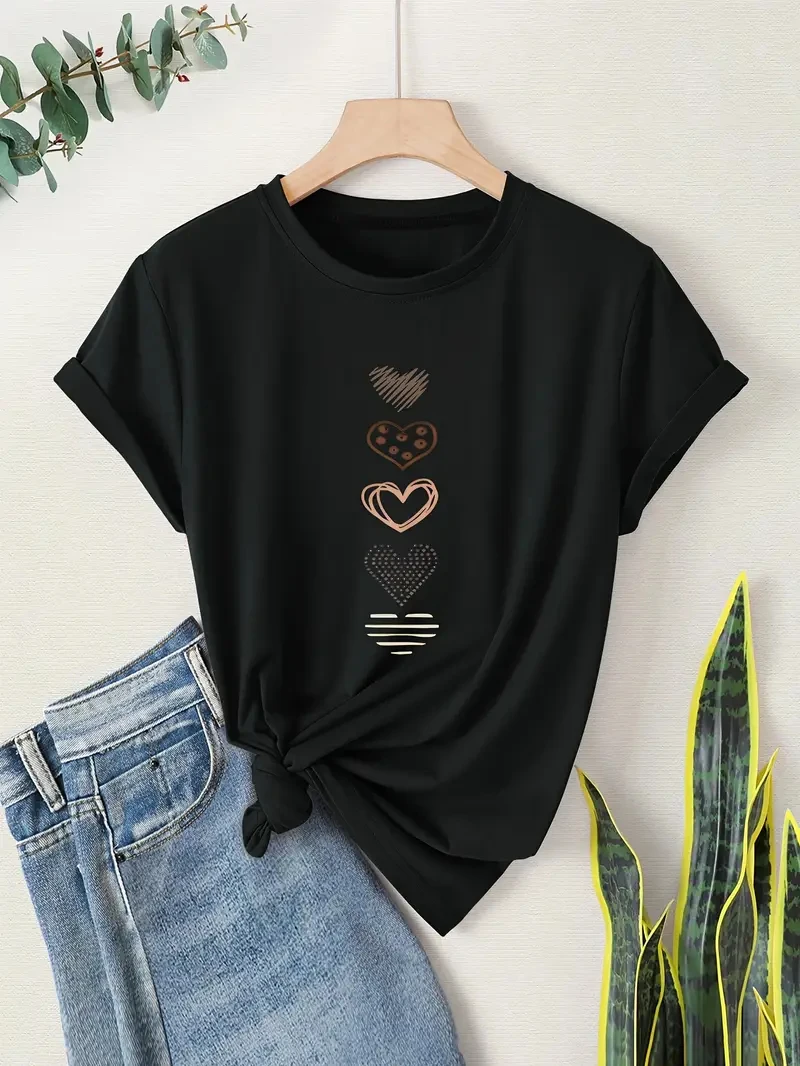 

Женская черная футболка больших размеров с принтом сердца в стиле ретро — повседневный топ с короткими рукавами и круглым вырезом с сердечками разных размеров