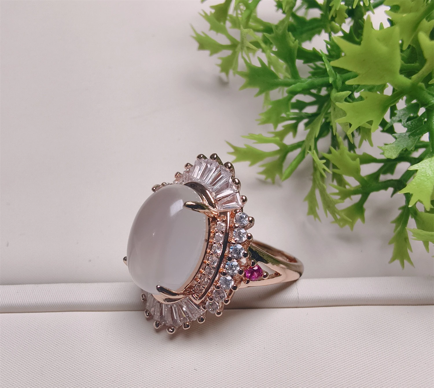 حلقة العقيق ذات سطح البيضاوي قابلة للمقارنة مع حلقة حية مرصعة بالجاديت عالية الجليد