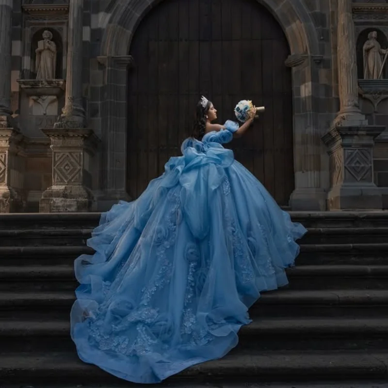 Abiti Quinceanera blu personalizzati con spalle scoperte Applique in tulle Grande fiore 3D con fiocco in pizzo Vestido De 15 Quinceanera