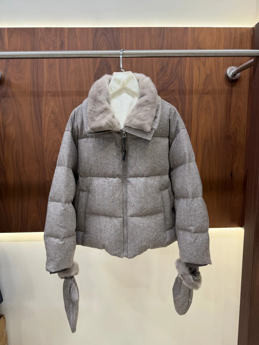 New Autumn/Winter High-Quality Goose Down Coat For Women – Sequin Fabric, Mink Fur Collar, And Matching Gloves