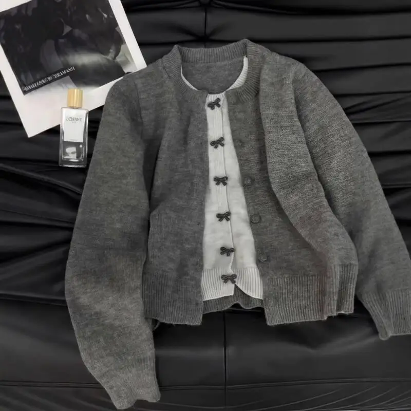 

Женский короткий кардиган, вязаный свитер с бантом и пуговицами, серый искусственный трикотаж из двух предметов, женские осенние новые высококачественные топы контрастного цвета