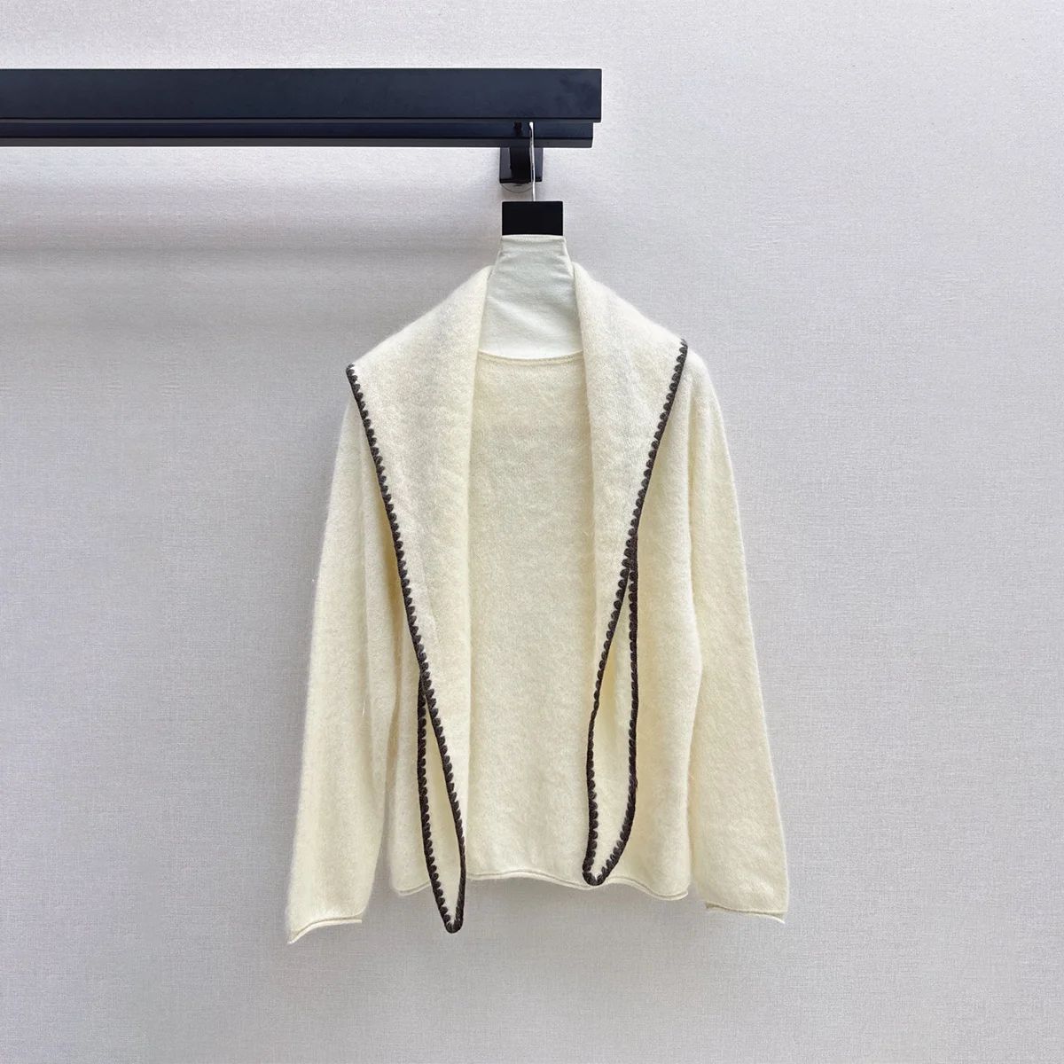 2026 High quality women's retro contrasting color lock triangle shawl two-piece set--26929127