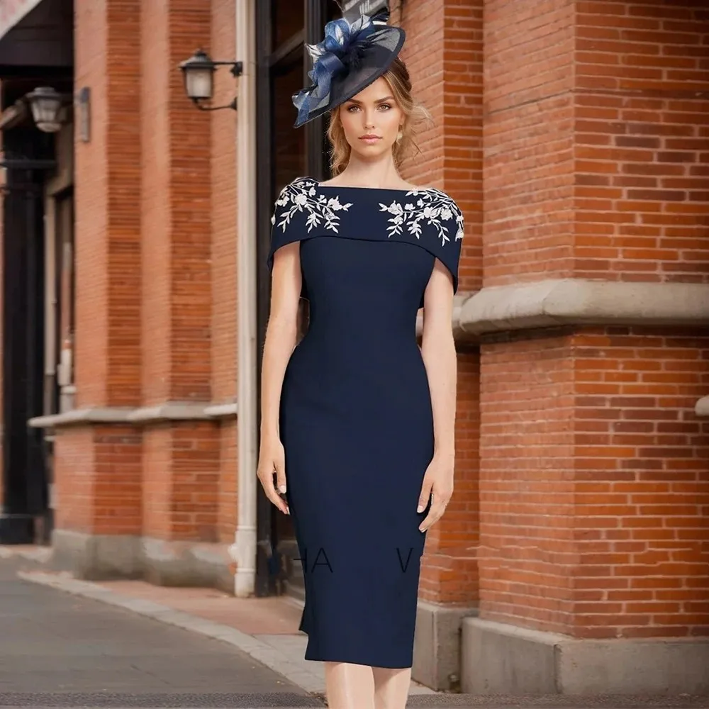 

Elegant Navy Blue Mother Of The Bride Dress 2026 Boat Neck Backless Lace Appliques Sheath Knee Length Satin Party Dresses Guest
