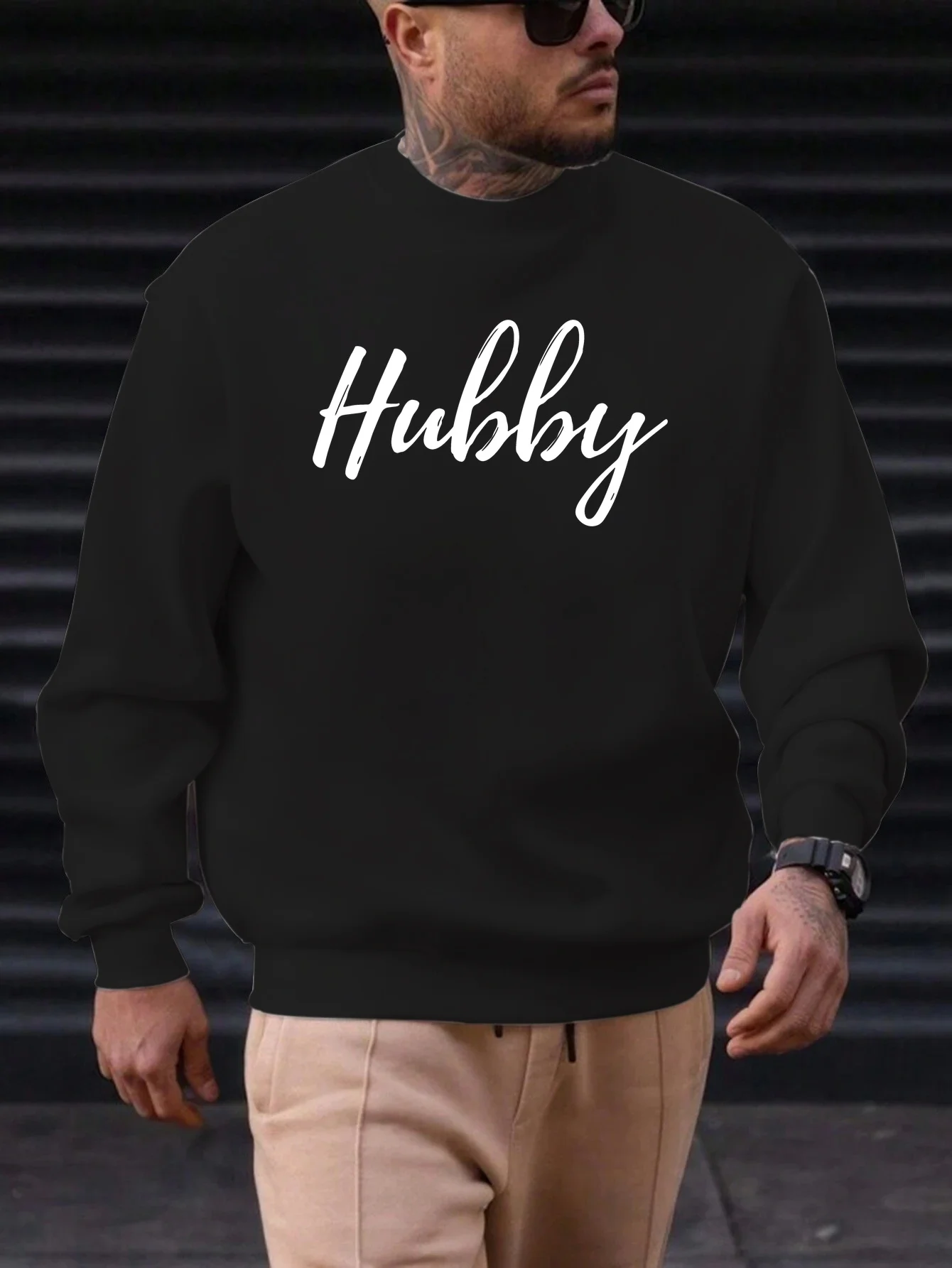 سويت شيرت كاجوال برقبة دائرية برسومات "Hubby" للرجال - بوليستر ناعم، رمادي فاتح، رقبة دائرية، قابل للغسل في الغسالة