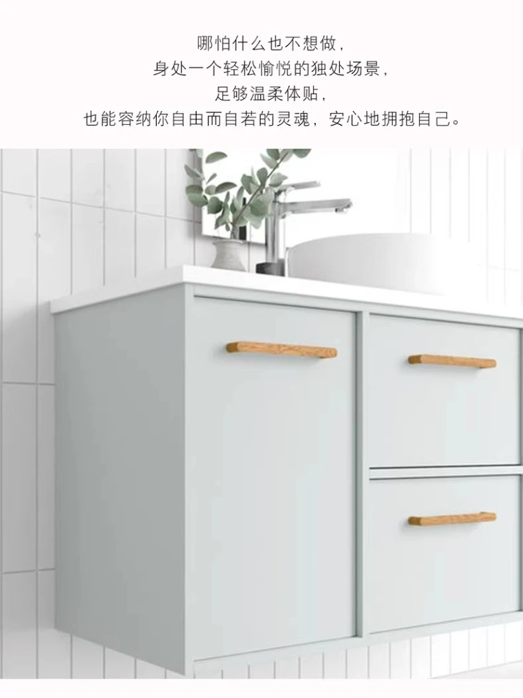 

Современный американский комплект мебели для ванной комнаты с интегрированной раковиной из французского сланцевого мрамора и керамики.