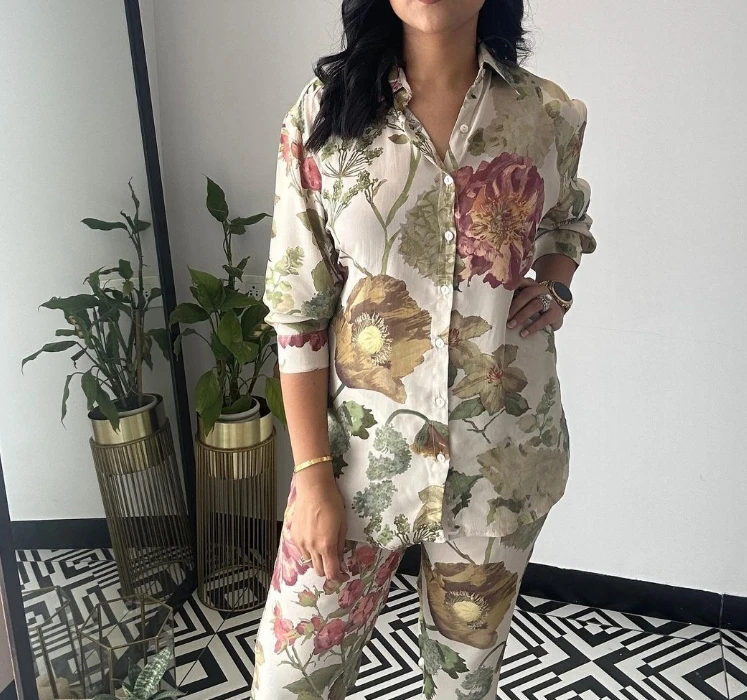 

Women Vacation Set for Spring/summer 2024 Latest Casual Long Sleeved Shirt, Cropped Pants Fashionable Floral Print Two-Piece Set