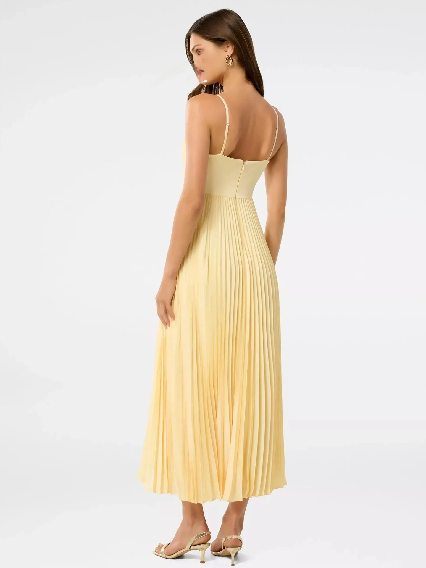 イエローのアコーディオンプリーツ、調節可能なストラップ付きハイウエストサテン スリップ、春夏秋冬対応、ボールガウン風、ジッパーなし