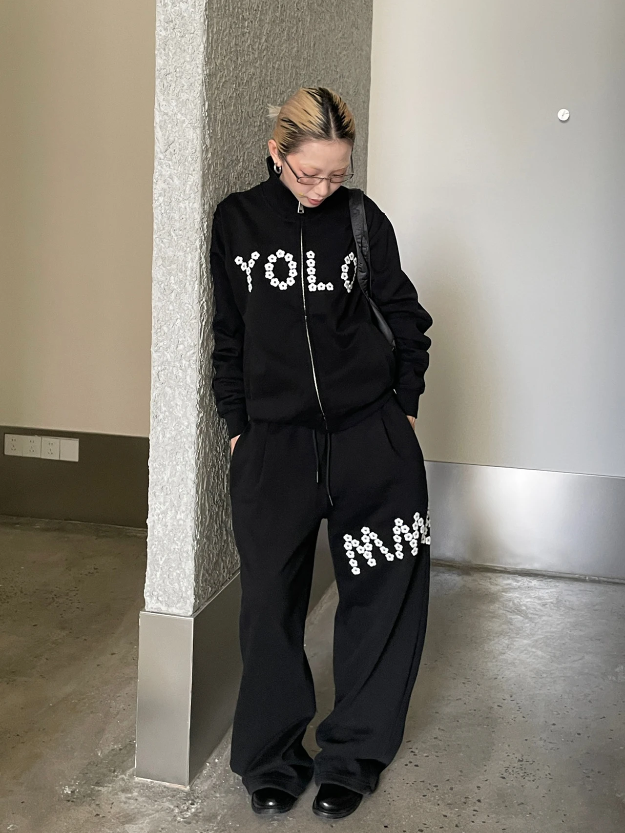 

Женский повседневный комплект MMBBT: утепленная флисовая куртка на молнии с вышивкой и цветочным узором, и спортивные брюки на шнурке. Модный осенне-зимний комплект из двух предметов.