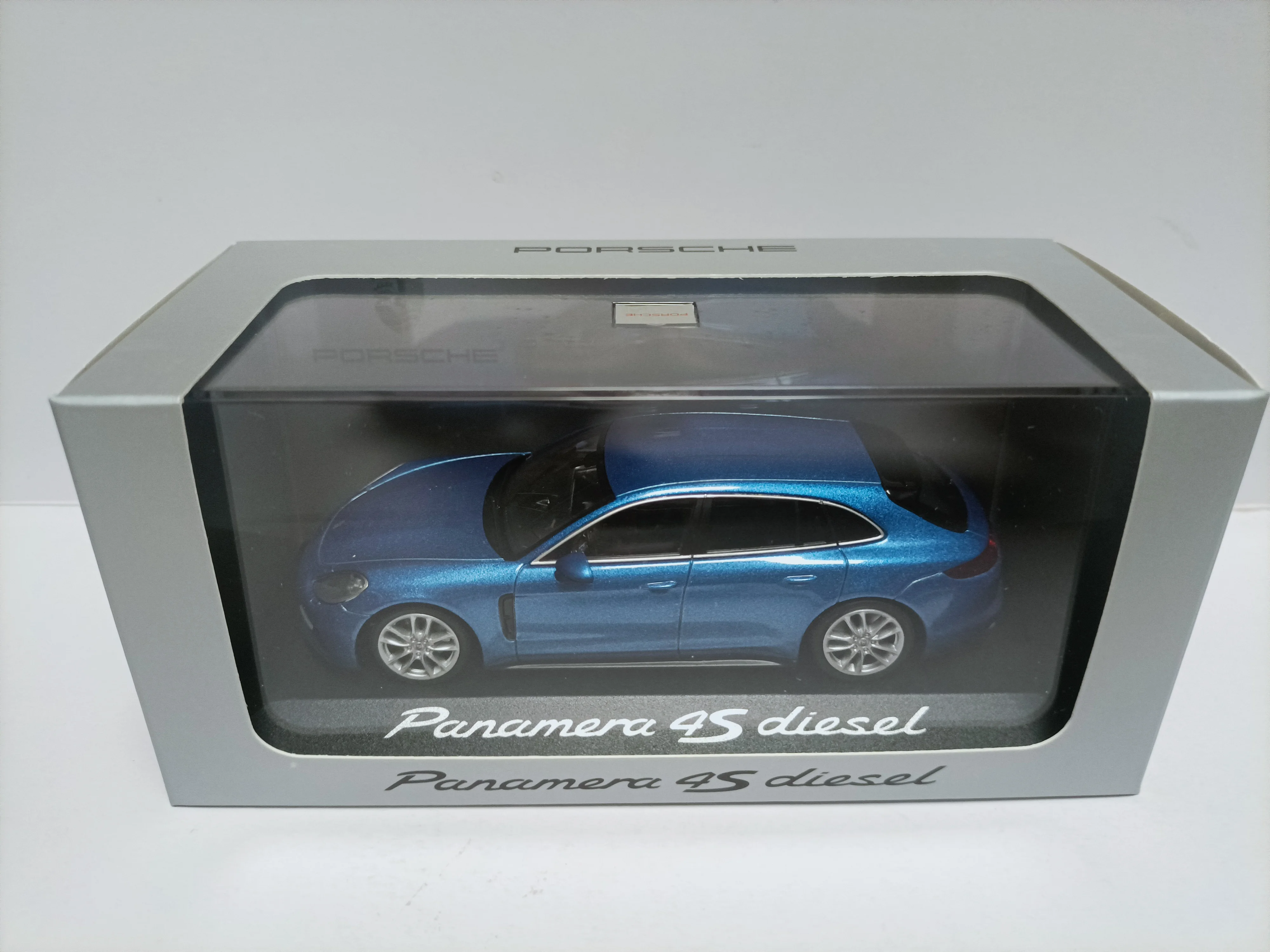 mini-cut-1-43-berline-d'origine-porsche-paramela-modele-panamera-4s-bleu-diesel
